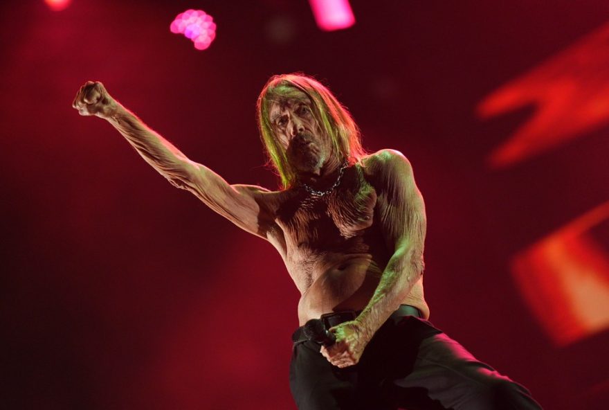 iggy-pop-aos-78-anos3A-o-padrinho-do-punk-desafia-a-idade-no-dia-do-rock-no-the-town