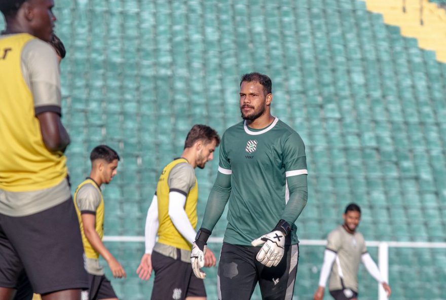 igo-gabriel-estreia-no-gol-do-figueirense-contra-guarani3A-fabricio-suspenso