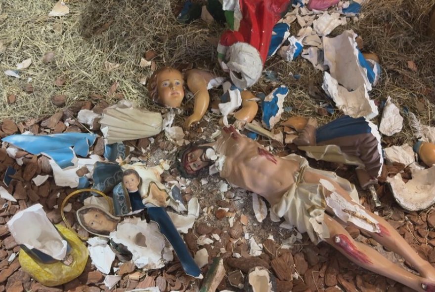 igreja-em-encantado2C-rs2C-alvo-de-vandalismo-tres-vezes-em-uma-semana3A-presepio-destruido igreja-em-encantado2C-rs2C-alvo-de-vandalismo-tres-vezes-em-uma-semana3A-presepio-destruido