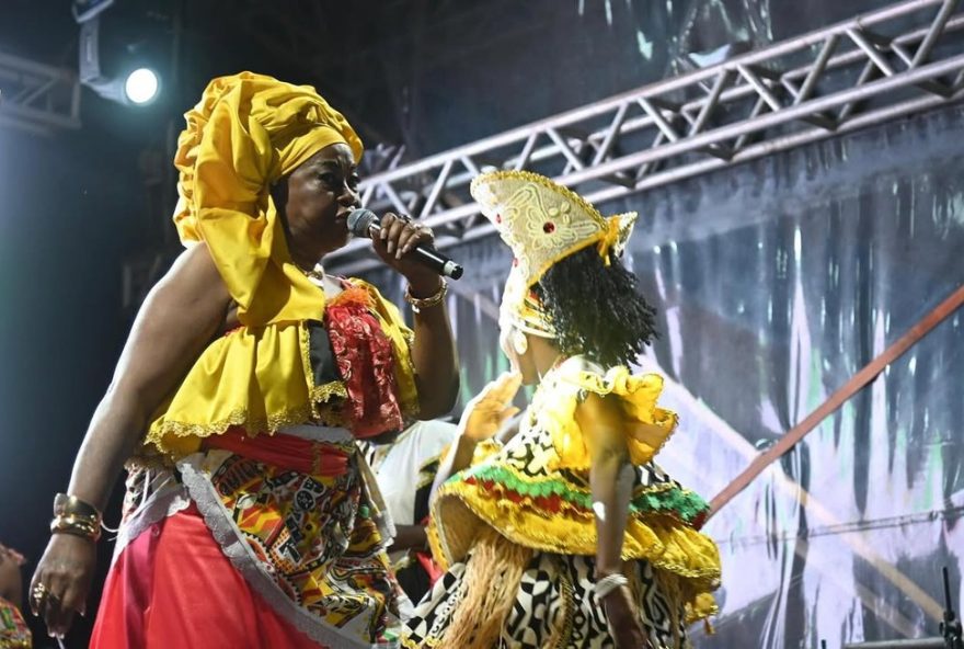 ile-aiye-lanca-tema-do-carnaval-2026-em-parceria-com-marica3A-turbantes-e-cocares-celebram-a-historia-afro-indigena-da-regiao