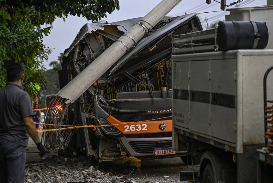 SP - ACIDENTE/SÃO JOSÉ DOS CAMPOS - GERAL - Acidente envolvendo um ônibus do transporte público municipal que colidiu contra   um poste na cidade de São José dos Campos (SP), no Vale do Paraíba, na manhã desta   sexta-feira, 21. O acidente prejudicou o fornecimento de energia na região. Ainda   não há informações sobre as causas do acidente.   21/02/2025 - Foto: LUCAS LACAZ RUIZ/ESTADÃO CONTEÚDO