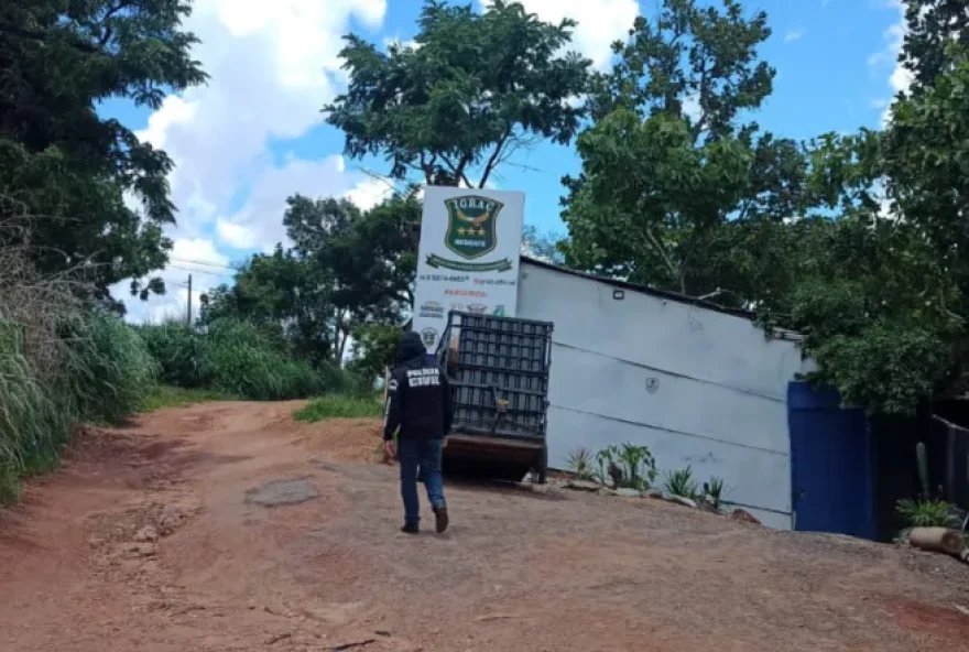 Tenda levantada no Morro da Serrinha passou a servir como igreja. (Reprodução/Polícia Civil)