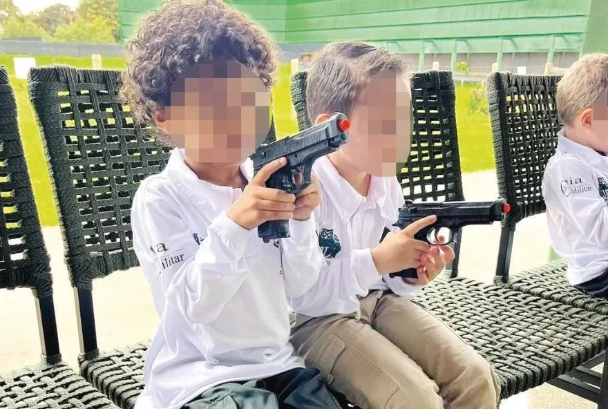 Clube de tiros gera polêmica ao ensinar crianças a manusear armas em Jataí