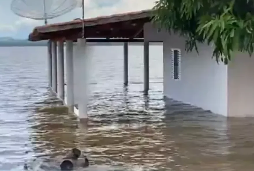 Lago da Serra da Mesa transborda e invade casas de ranchos, em Uruaçu