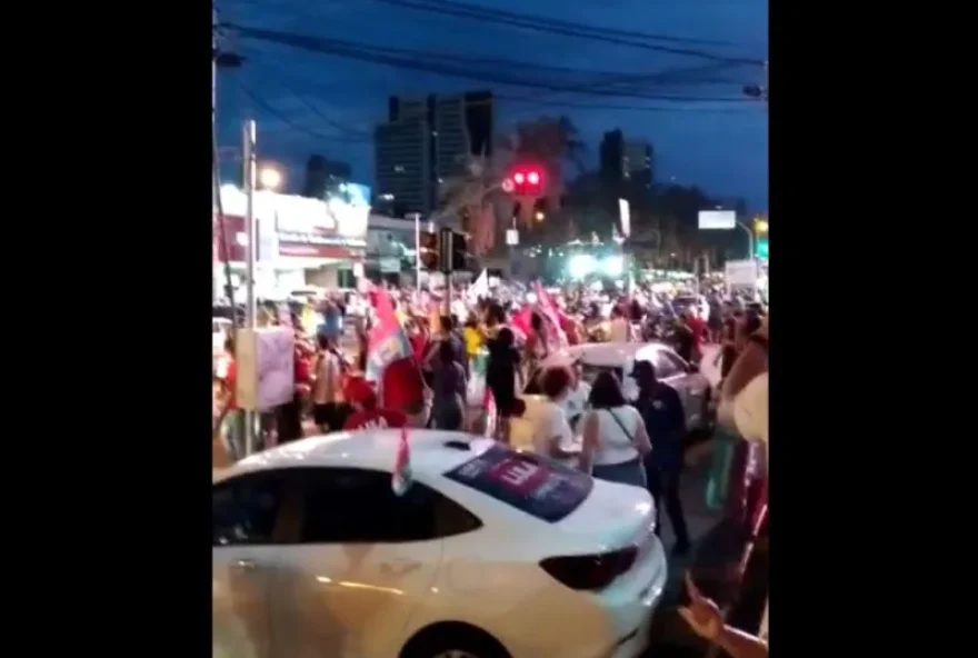 O bandeiraço pró-Lula estava na rua dançando quando uma carreata a favor de Bolsonaro teve de parar por causa do sinal vermelho. Motoristas se juntaram à celebração da democracia.(Foto: Reprodução)