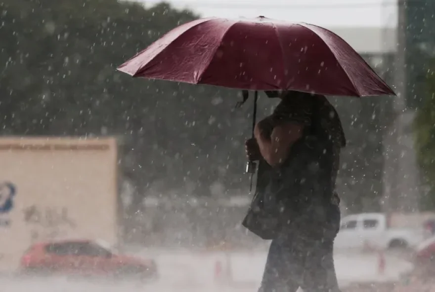 Chuva pode fazer com que população precise retirar o guarda chuva do armário. (Foto: Reprodução/Agência Brasil)