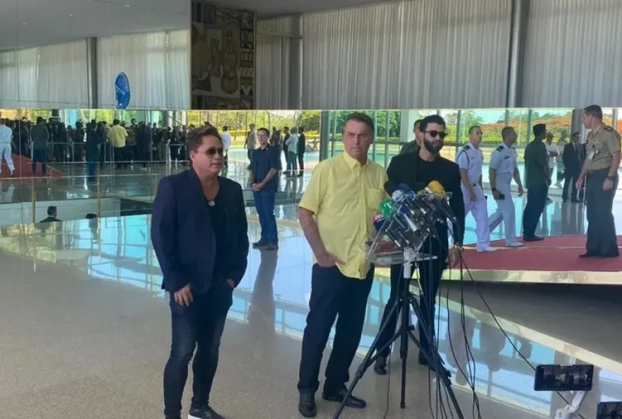 Gusttavo, Leonardo e Henrique se reuniram com Bolsonaro para declarar apoio. (Foto: Reprodução/Internet)