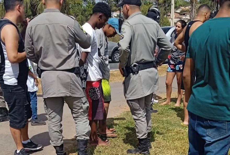 Polícia Militar prende dupla suspeita de roubo, em Senador Canedo, Goiás 
(Foto: Reprodução)