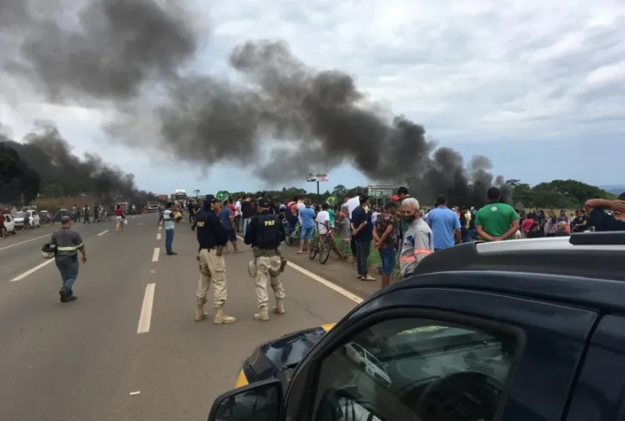 Dentre as rodovias interditadas, duas foram liberadas. (Foto: Reprodução/O Popular)