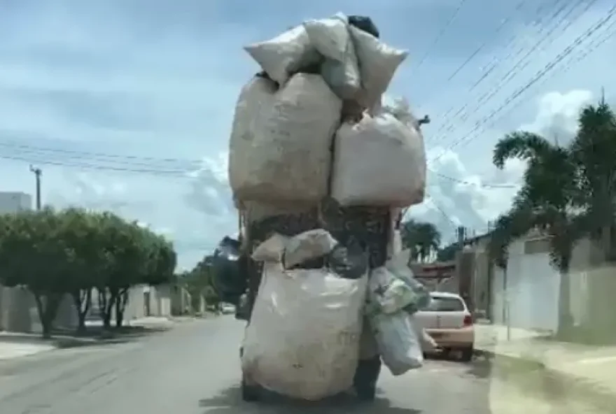 Motorista é filmado com excesso de cargas pelas ruas de Goianésia. (Reprodução/Divulgação TV Anhanguera)