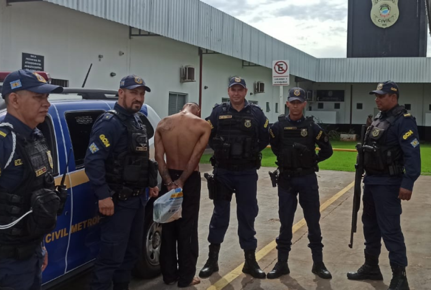 Suspeito já havia sido abordado pela GCM após denúncias de assédio em um ônibus coletivo. Cena foi flagrada por moradores da Rua Dr. Meireles. (Foto: Divulgação/GCM)