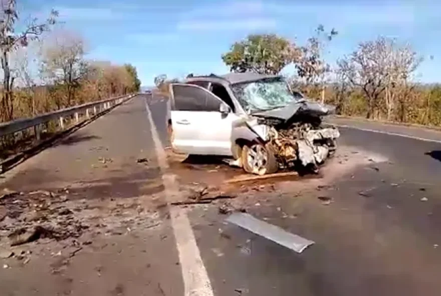 Carros ficaram destruídos com o impacto da batida. (Foto: Reprodução/O Popular)