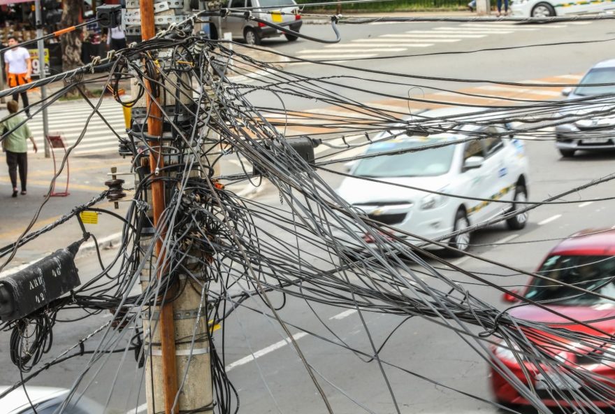 Deputados goianos aprovam projeto de cabeamento elétrico subterrâneo em Goiás