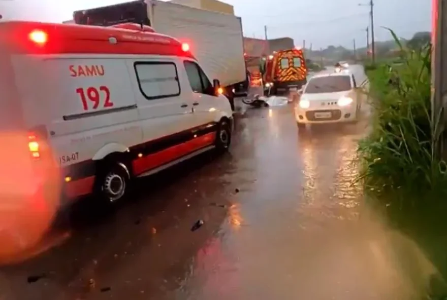 Motociclista morre após bater contra traseira de caminhão em Aparecida (Reprodução)