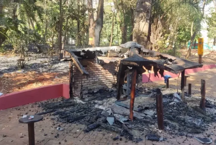 Incêndio destruiu quiosque que estava temporariamente fechado. (Foto: Reprodução/O popular)