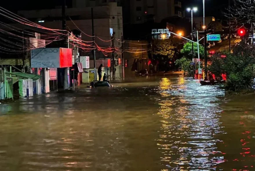 Problemas causados pela chuva são monitorados pela Defesa Civil. (Foto: Reprodução/O Popular)