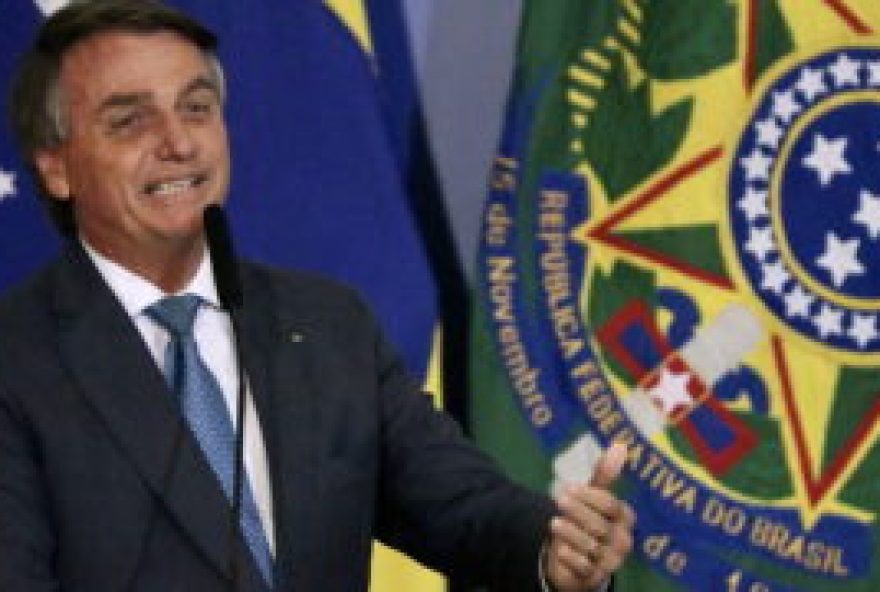 (INT) Brazilian President Jair Bolsonaro during a ceremony for the new deliveries of the Income and Opportunity Program. May 4, 2022, Brasilia, Federal District, Brazil: Brazilian President Jair Bolsonaro during a ceremony for the new deliveries of the Income and Opportunity Program, held at Planalto Palace, in Brasilia, Federal District, on Wednesday (4). The first lady, Michelle Bolsonaro, Deputies Daniel Silveira (PTB-RJ), and representatives Soraya Santos (PL-RJ) and Celina Leao (PP-DF), among other authorities, participate in the event. Credit: Frederico Brasil/Thenews2 (Foto: Frederico Brasil/TheNews2/Deposit Photos)