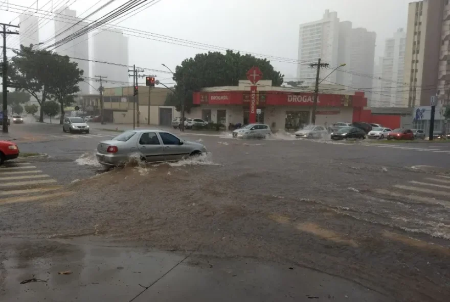 Alagamentos são corriqueiros em alguns pontos da cidade durante chuvas. Foto: (Edson Melo/ O popular)