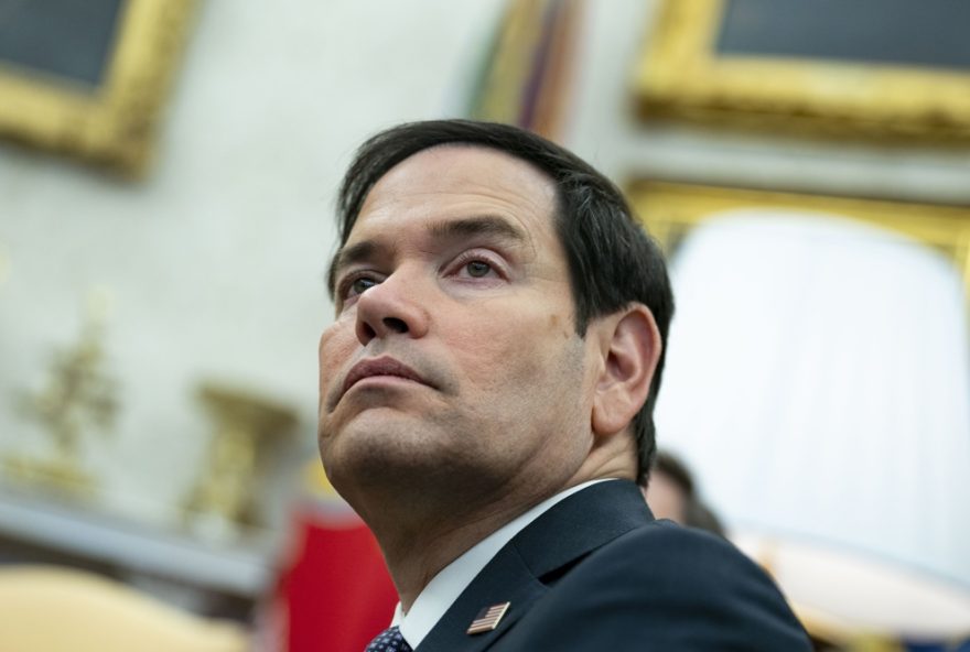 WASHINGTON (United States), 24/02/2025.- US Secretary of State Marco Rubio looks on while President Donald Trump meets with President of France Emmanuel Macron in the Oval Office at the White House in Washington, DC, USA, 24 February 2025. (Francia) EFE/EPA/BONNIE CASH / POOL