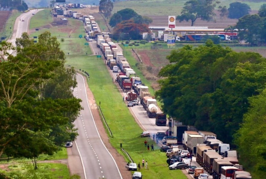 Novos pontos de bloqueio surgem conforme manifestantes são dispersados. (Foto: Reprodução/O Popular)