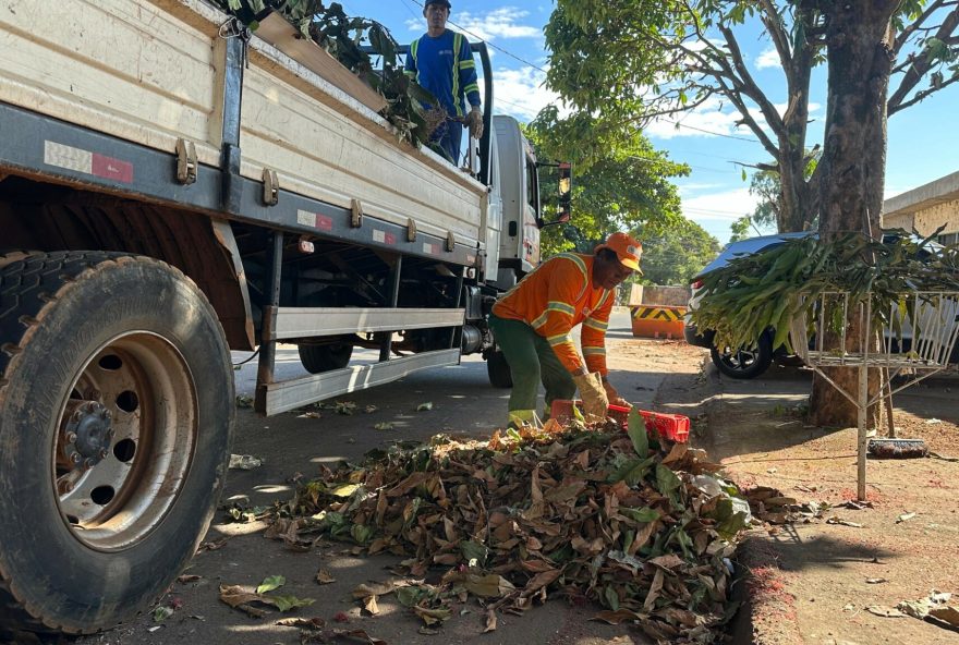 Varrição das praças, ruas, avenidas e sarjetas cabe à Comurg, já calçadas são de responsabilidade dos moradores, que não devem em hipótese alguma fazer uso do fogo (Foto: Luciano Magalhães)