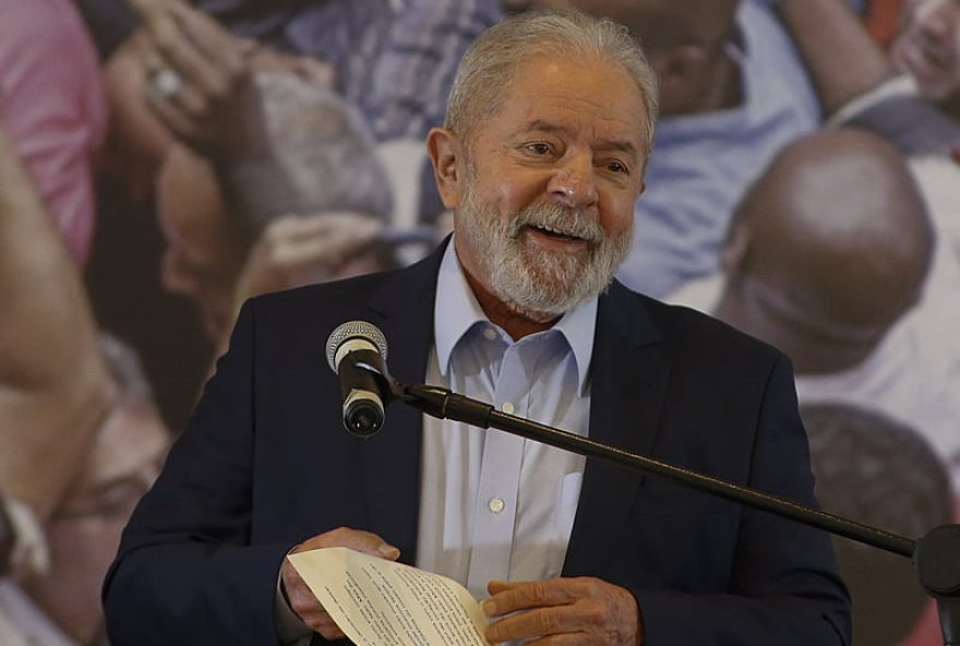 Brazilian former president (2003-2011) Luiz Inacio Lula da Silva, delivers a press conference at the metalworkers' union building in Sao Bernardo do Campo, in metropolitan Sao Paulo, Brazil, on March 10, 2021. - The ruling that overturned ex-president Luiz Inacio Lula da Silva's corruption convictions upended Brazilian politics and set up a potential election showdown between the tarnished left-wing icon and his nemesis, far-right President Jair Bolsonaro. (Photo by Miguel SCHINCARIOL / AFP)