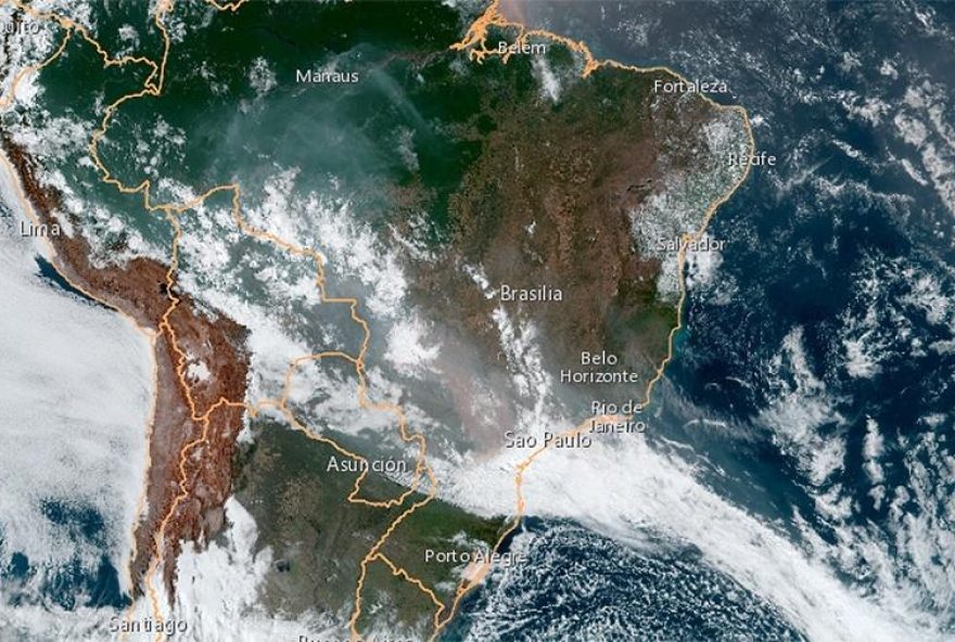 Imagem de satélite da Nasa mostra o corredor de fumaça da Amazônia sobre a América do Sul