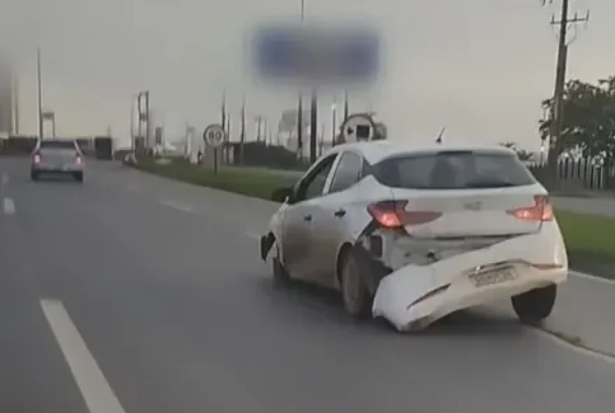 Carro é flagrado andando na BR-153 sem pneu e com para-choque quebrado. (Foto: Vídeo)