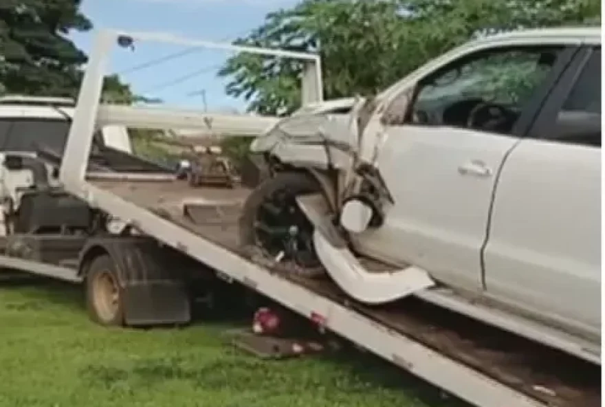 Caminhonete precisou ser guinchada após acidente. (Foto: Reprodução/g1)