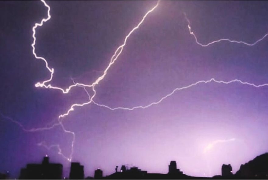 imagem-mostra-primeiros-raios-do-ciclone-com-ventos-de-99-km2Fh-no-litoral-de-sp imagem-mostra-primeiros-raios-do-ciclone-com-ventos-de-99-km2Fh-no-litoral-de-sp