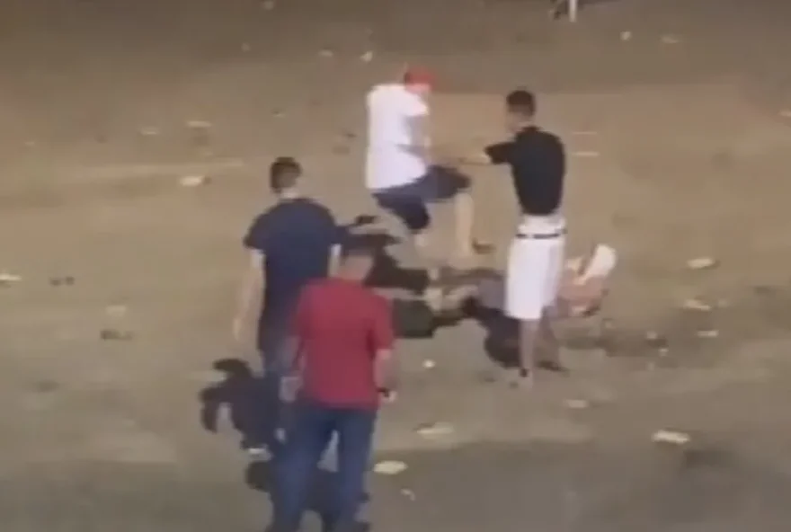 O homem sendo agredido por um grupo de pessoas
( Foto: Reprodução)