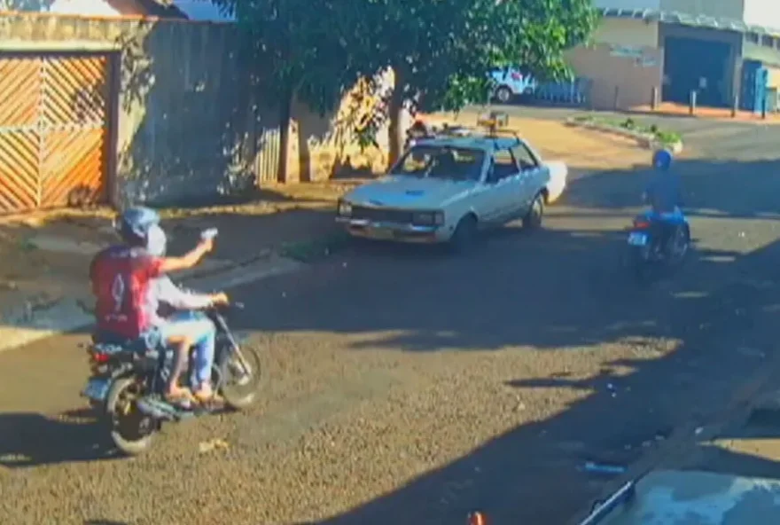 Câmera de segurança mostra o exato momento da perseguição entre os motociclistas (Reprodução/Vídeo)