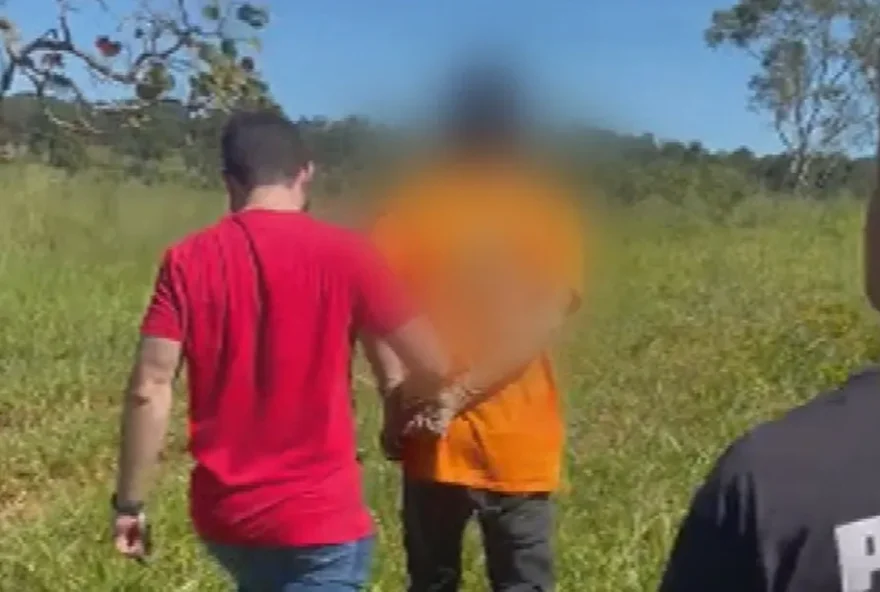 Jovem é preso após atirar contra homem ao se incomodar com fumaça de cigarro