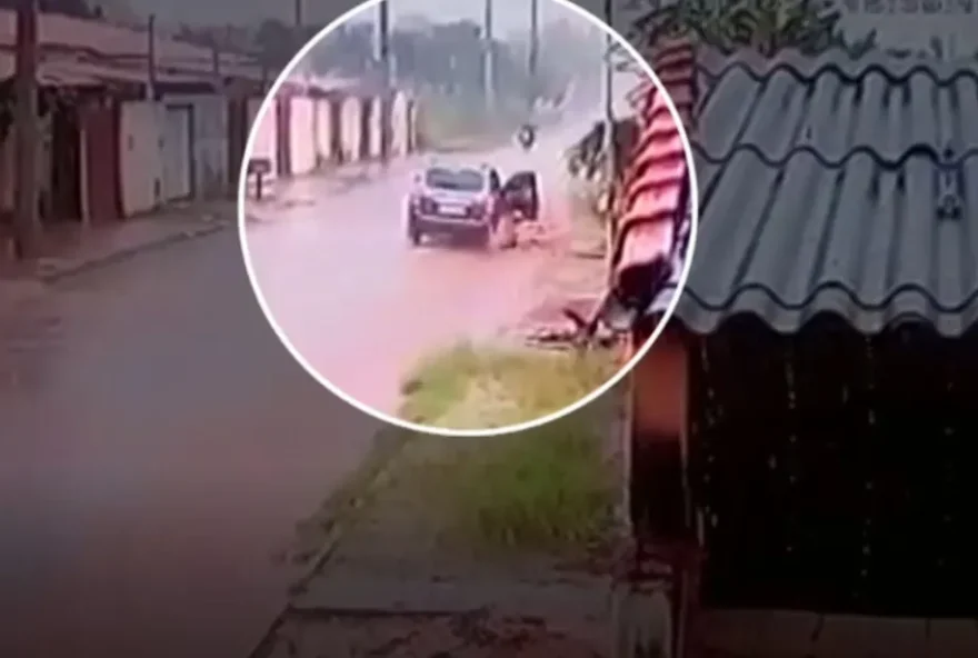 Exato momento em que a menina pula do carro em movimento, em Luziânia, Goiás — (Foto: Reprodução/Câmeras de Segurança)