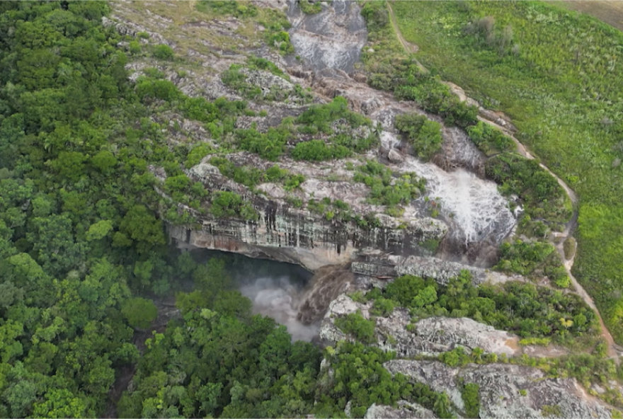 imagens-aereas-mostram-a-forca-da-cabeca-dagua-em-cachoeira-no-parana3A-alerta-para-banhistas-no-verao