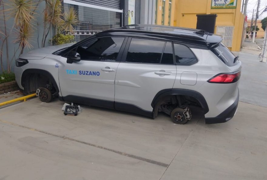 imagens-mostram-dois-homens-furtando-rodas-e-pneus-de-taxi-em-suzano imagens-mostram-dois-homens-furtando-rodas-e-pneus-de-taxi-em-suzano