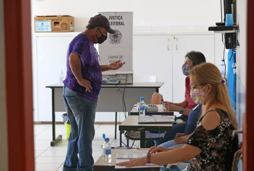 Mesários precisam ter mais de 18 anos, além de não ter vínculo político. (Foto: Reprodução/G1)