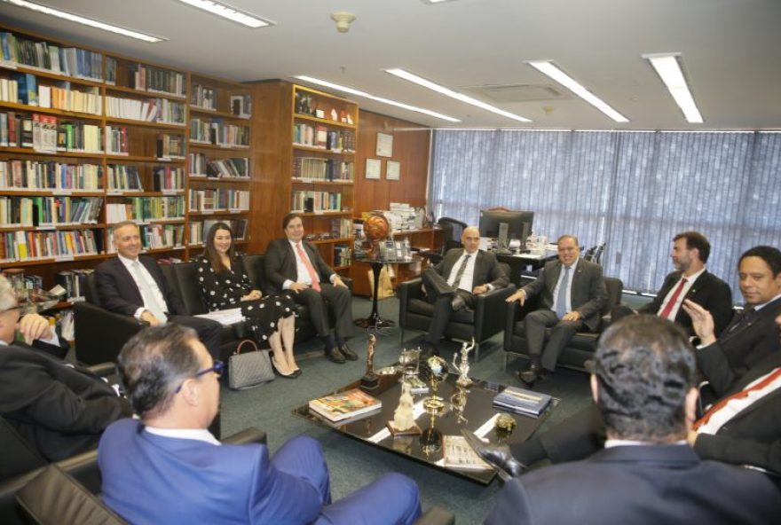 Maia e integrantes do grupo de trabalho levaram o relatório a Alexandre de Moraes (Foto: J.Batista/Câmara dos Deputados)