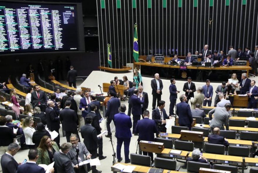 A Câmara dos Deputados aprovou projeto que reformata o seguro obrigatório de veículos terrestres, mantendo com a Caixa 
(Foto: Agencia Câmara)