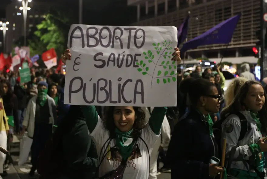 Adolescente de 14 anos viajou de SP à BA para realizar aborto legal após ser estuprada