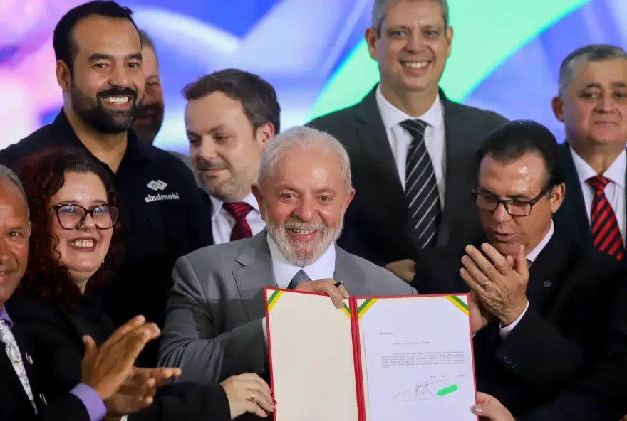 Lula assinou nesta segunda-feira ,4, a proposta de projeto de lei que regulamenta o trabalho de motorista de aplicativo.
(Foto: Agência Brasil)