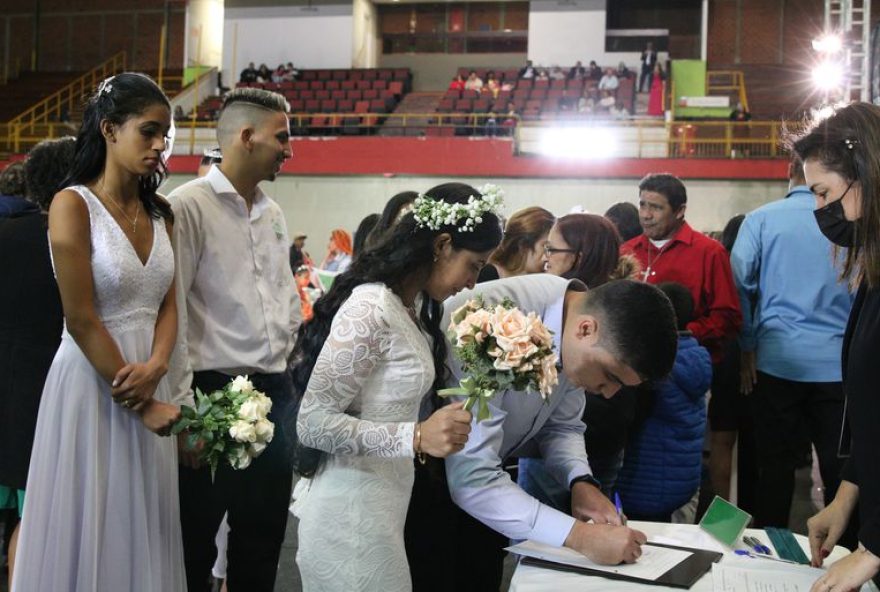 Legalmente, a emissão da certidão de casamento com nome diferente do que consta no registro de nascimento exige atualização de todas demais documentos pessoais. (Foto: Rovena Rosa/Agência Brasil)