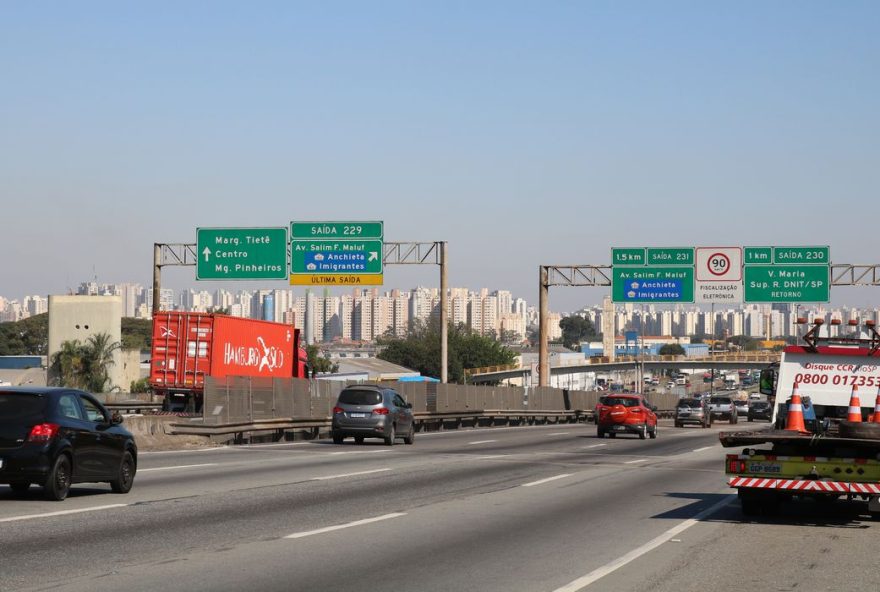 Veículos transitam por uma das principais rodovias de acesso da capital paulista para o interior e litoral. (Reprodução/Agência Brasil)