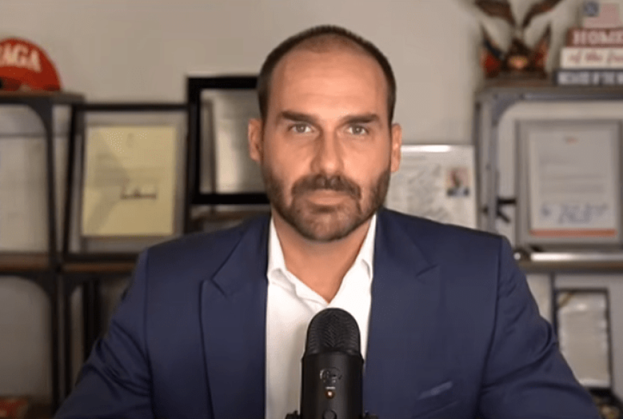 impedimento-de-retorno-ao-brasil-atrasa-volta-de-eduardo-bolsonaro-e-ameaca-cargo-na-policia-federal impedimento-de-retorno-ao-brasil-atrasa-volta-de-eduardo-bolsonaro-e-ameaca-cargo-na-policia-federal