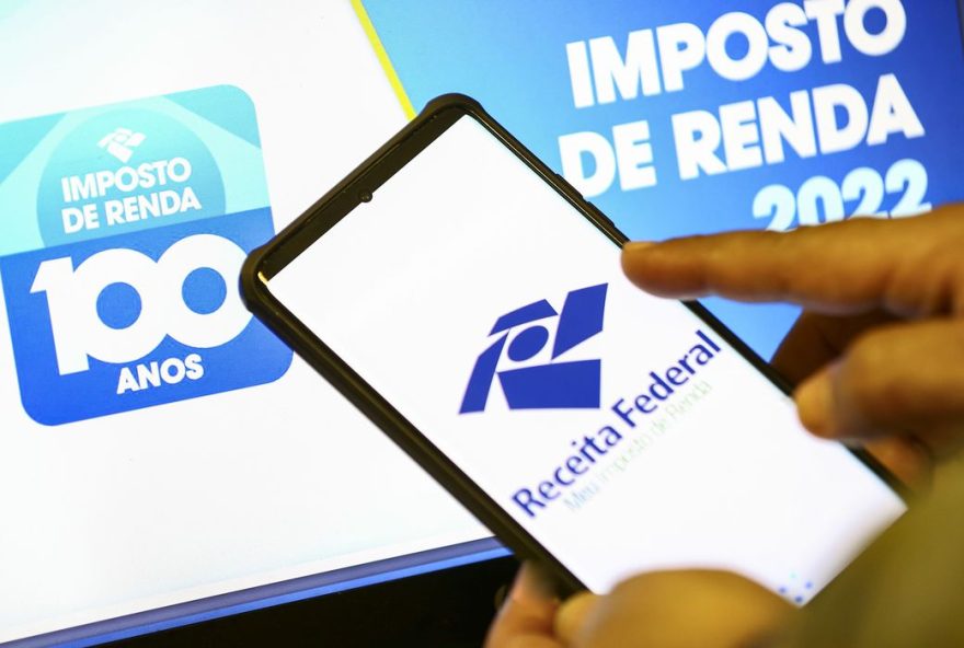 Na foto, celular com o aplicativo para acesso ao site da Receita Federal