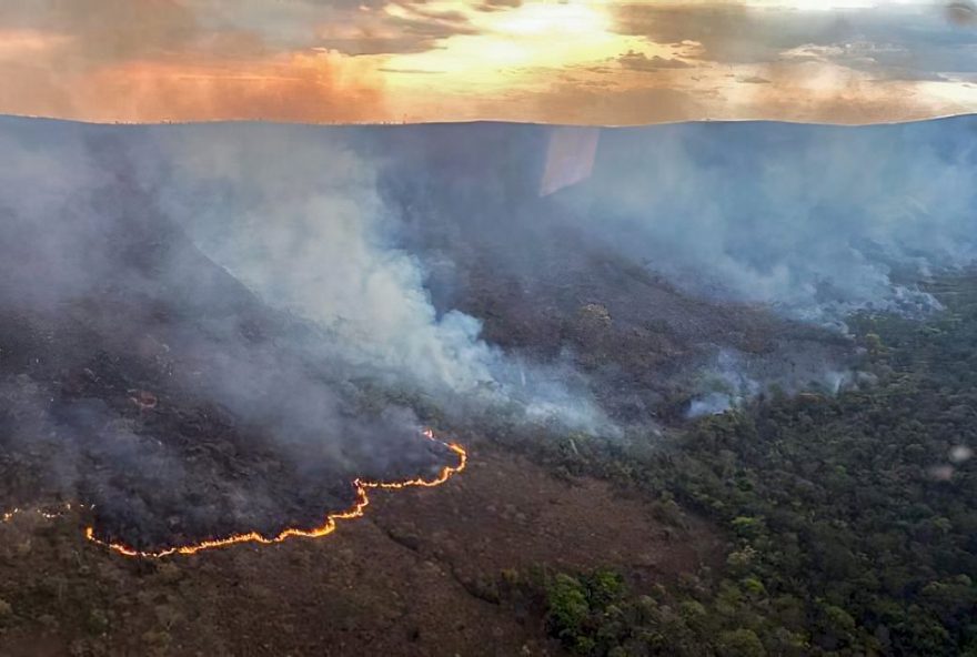 Incêndio de grandes proporções atingiu o Parque Nacional da Chapada dos Veadeiros, destruindo 2 mil hectares. (Foto: Reprodução)