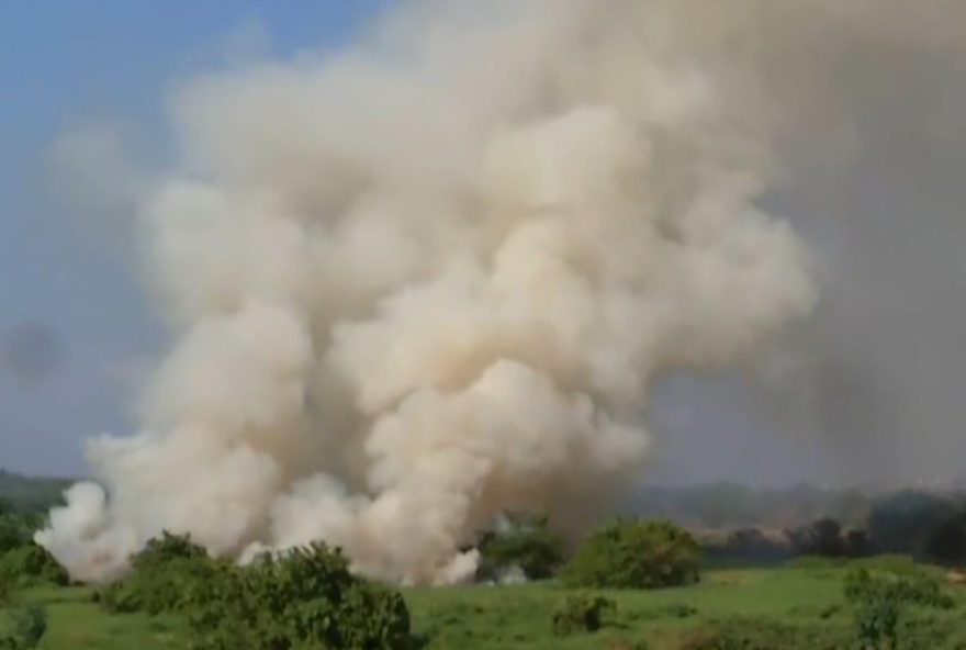 incendio-as-margens-do-rio-acarau-em-sobral-gera-fumaca-em-bairros3A-bombeiros-atuam