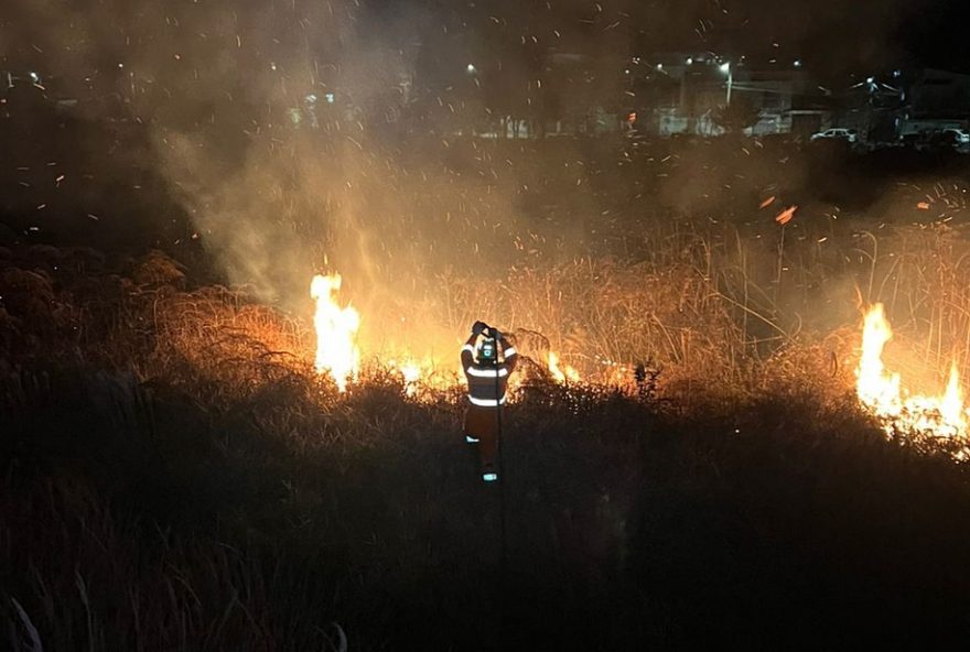 incendio-atinge-aeroporto-de-pocos-de-caldas-e-dois-adolescentes-sao-conduzidos-pela-policia