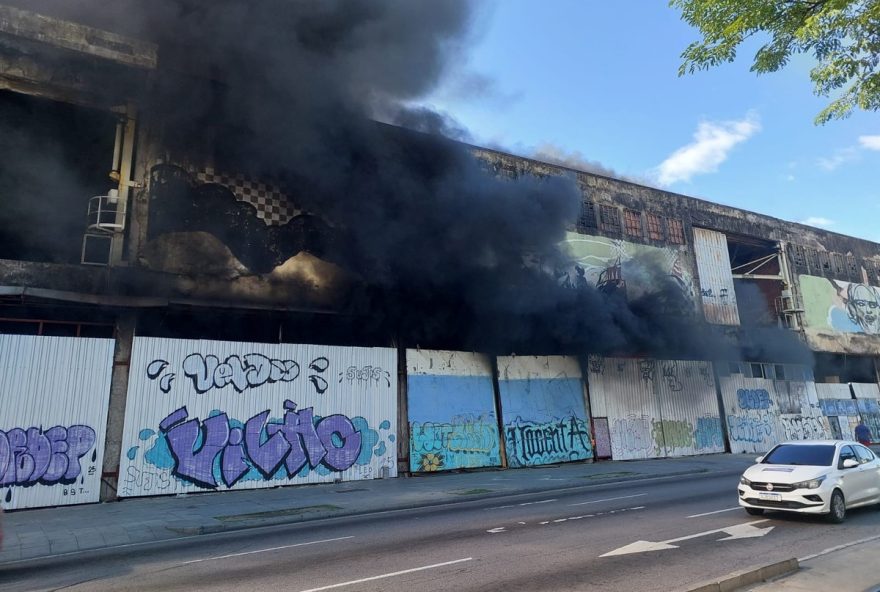 incendio-atinge-barracao-de-escolas-de-samba-no-rio-de-janeiro-fabrica-do-samba-em-construcao-para-carnaval-2027