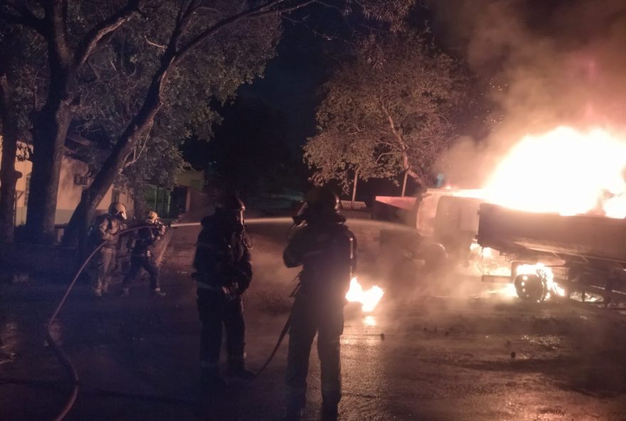 incendio-atinge-caminhoes-no-patio-da-seinfra incendio-atinge-caminhoes-no-patio-da-seinfra